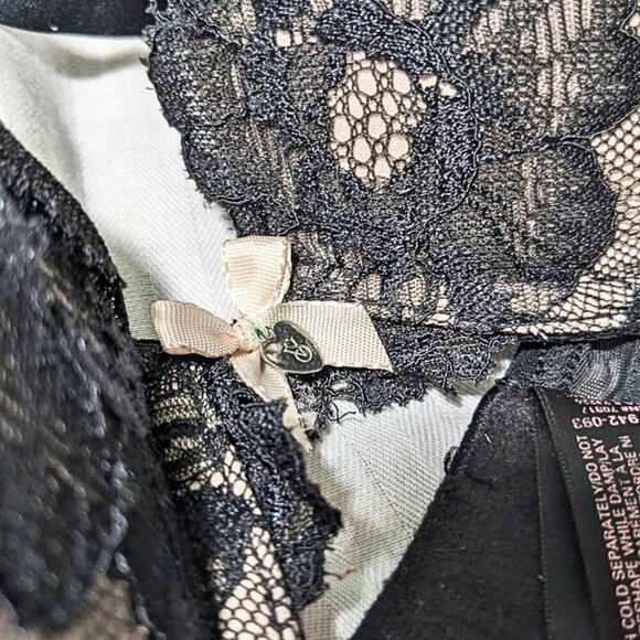 VICTORIA'S SECRET Body by Victoria Push-Up Underwire Lace Front Bra Size 32D - Picture 3 of 4